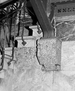 857202 Afbeelding van een console in het kantoor van de Levensverzekeringsmaatschappij De Utrecht (Leidseweg 2) te Utrecht.